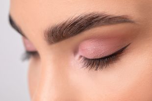 Die Kosten für ein Augenbrauen-Lifting variieren stark - abhängig davon, ob Du die Behandlung an Deinen Augen im Studio durchführen lässt oder zu Hause machst.